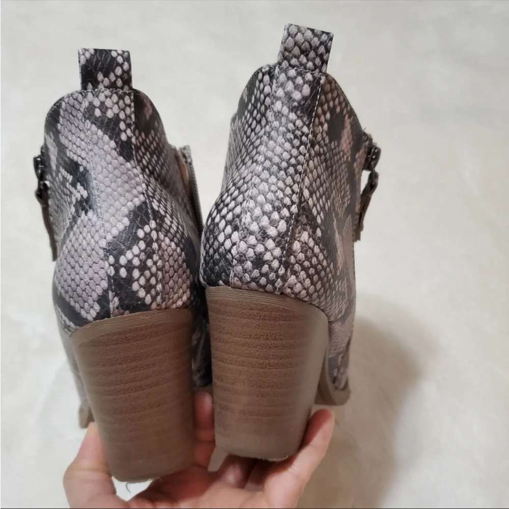 Universal Thread Snake Skin Booties - Picture 2 of 7